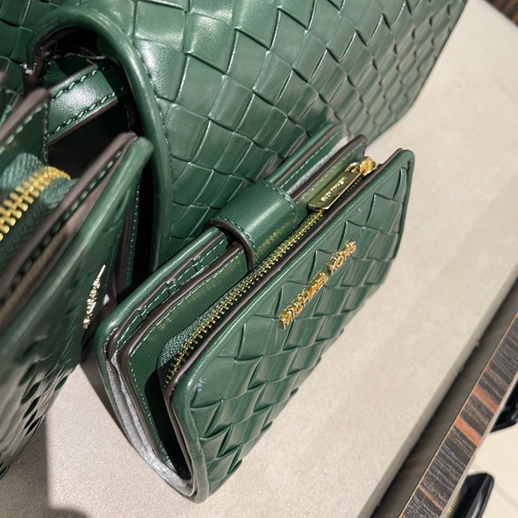 MICHAEL KORS Jet Set Medium Woven  Bifold  Zip CN Wallet
Moss
NWT - Picture 11 of 16